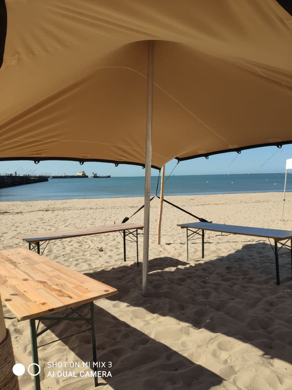 Structure modulable d’une tente Stretch avec poteaux en bois