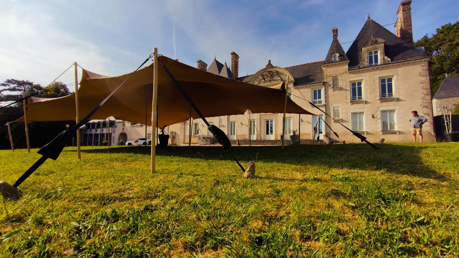 Tente installée devant la façade du Château de la Gournerie
