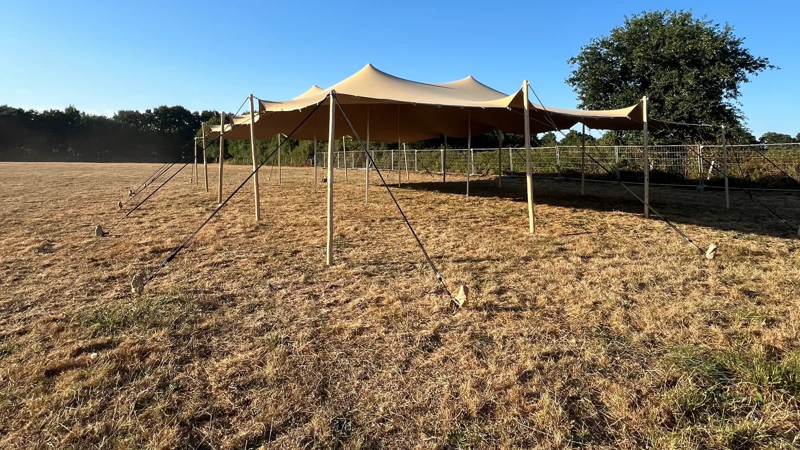 Tente stretch sur le terrain du festival Dub Camp