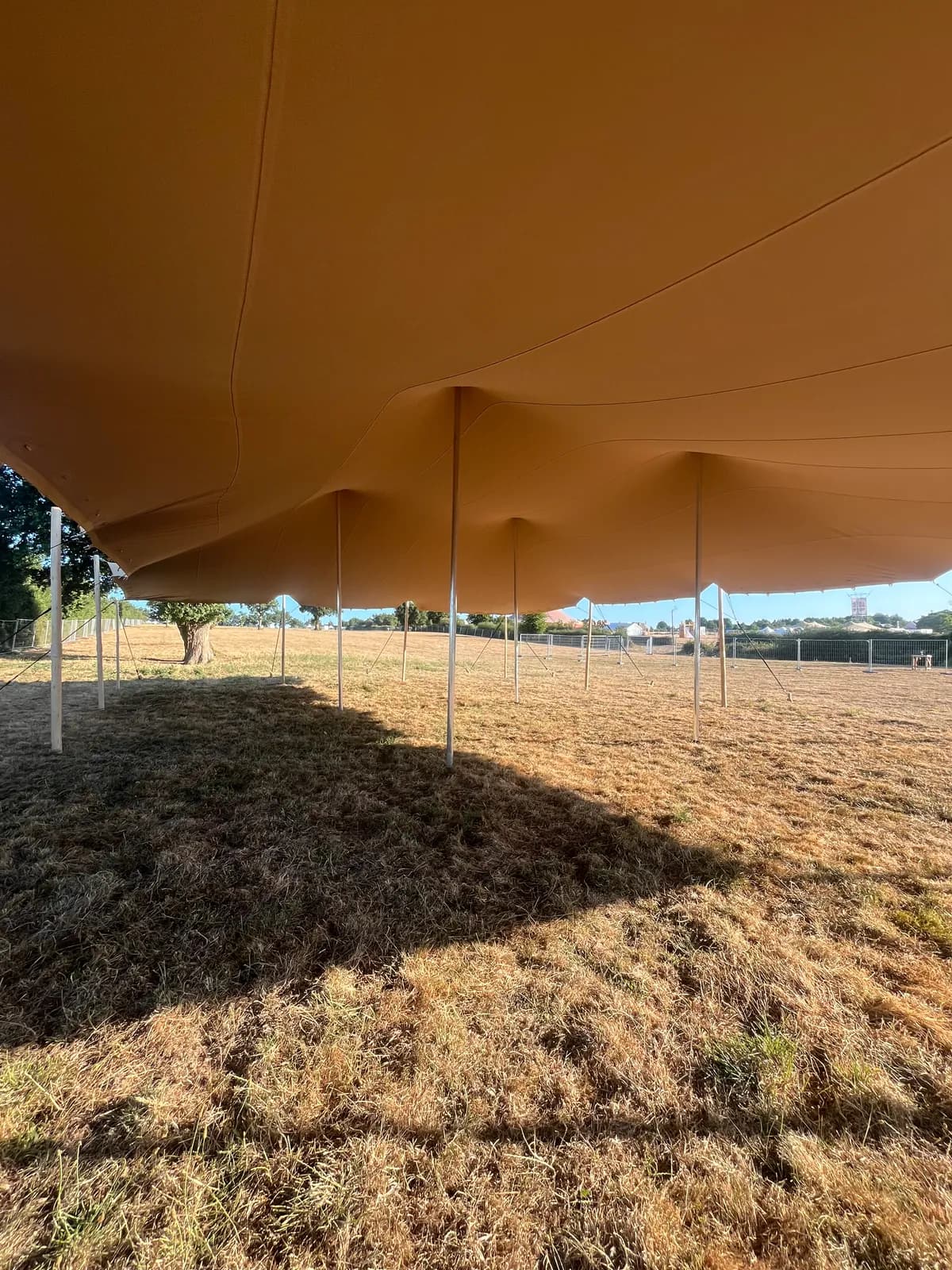 Vue sous une tente stretch au Dub Camp