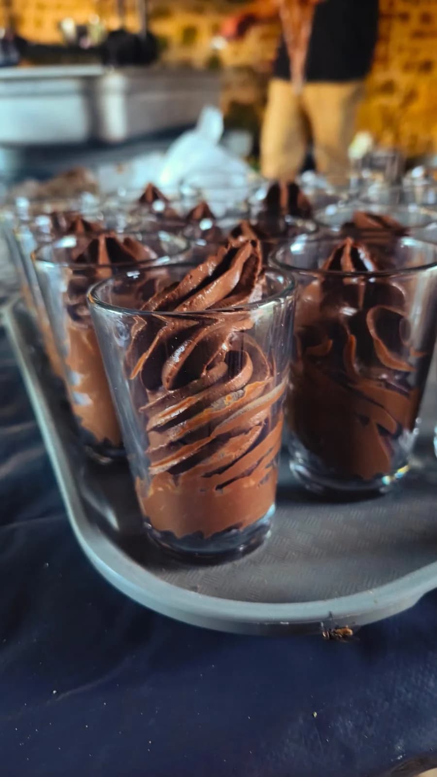 Verrines de dessert au chocolat dressées sur un plateau pour le service