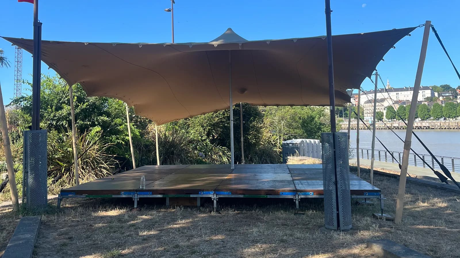 Tente stretch au bord de la Loire pour Transition Sonore