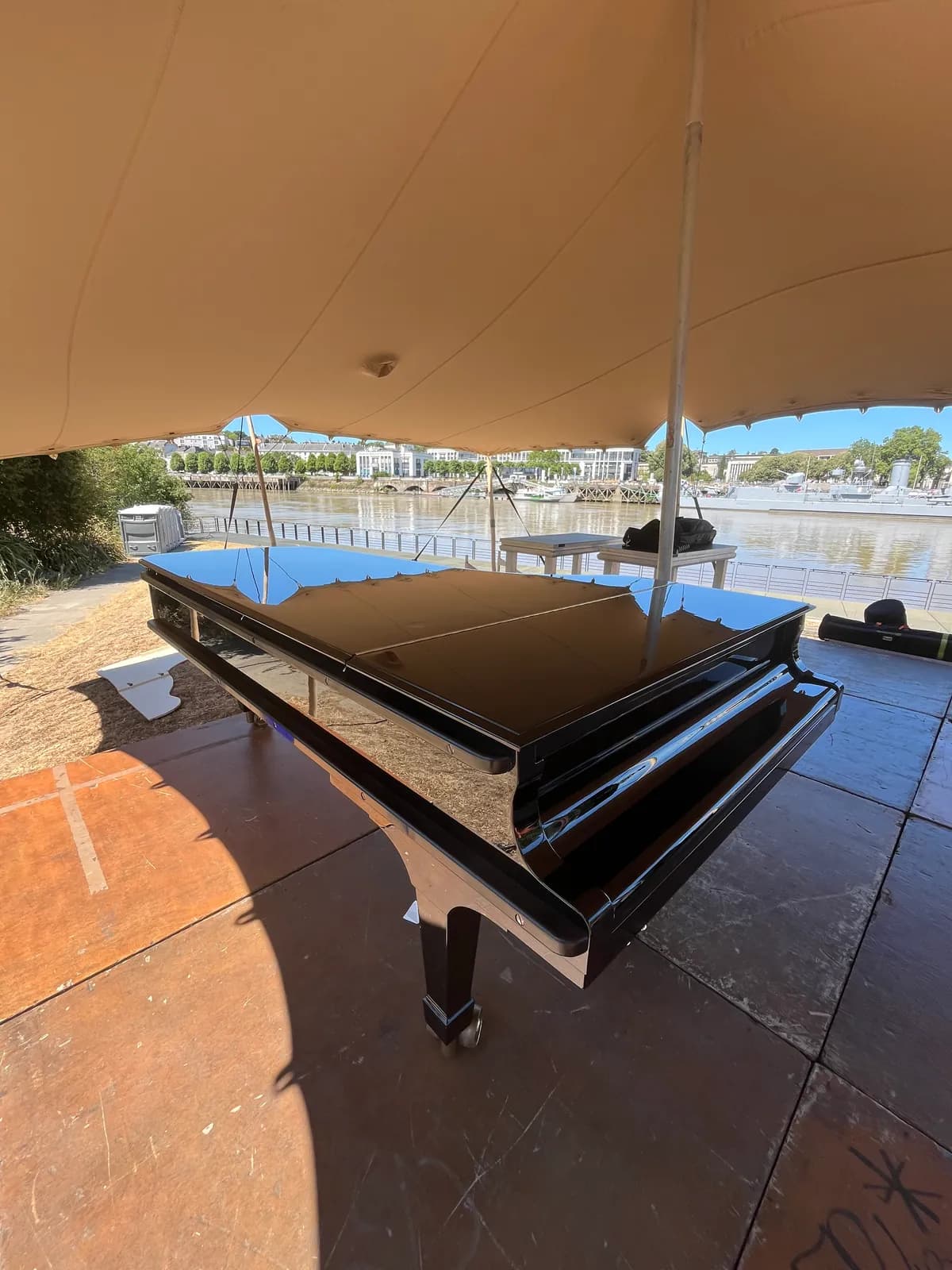 Piano sous une tente stretch, avec la Loire en arrière-plan