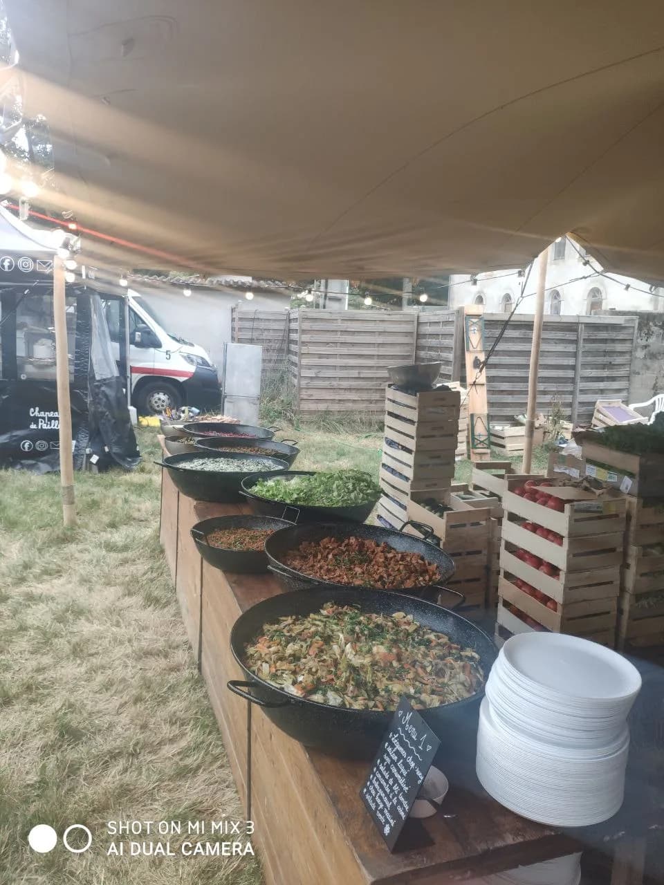 Espace de restauration installé pour un service événementiel en plein air