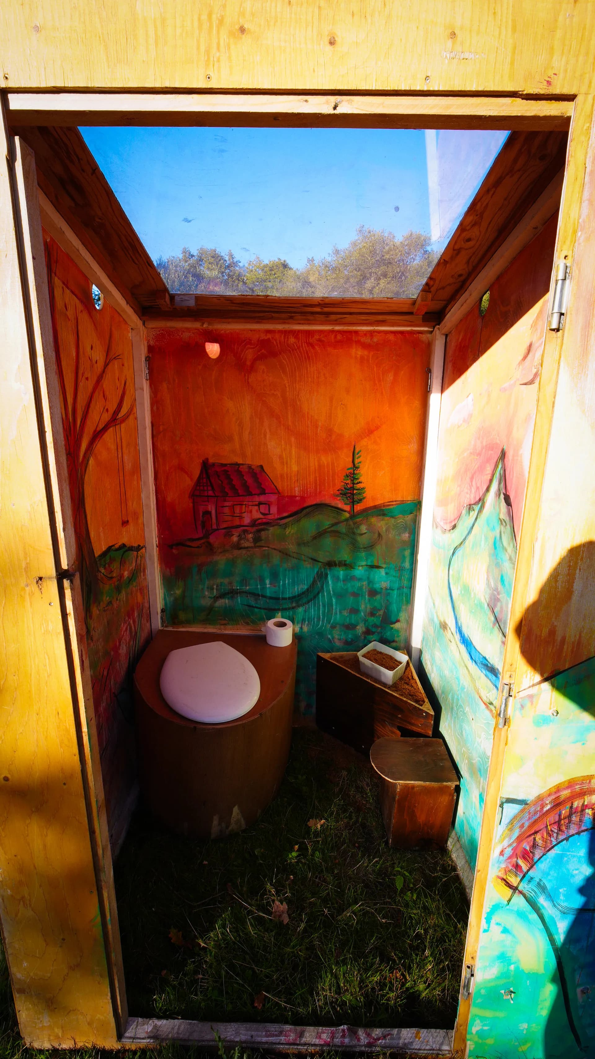 Cabine solo de toilette sèche en bois sur un site naturel
