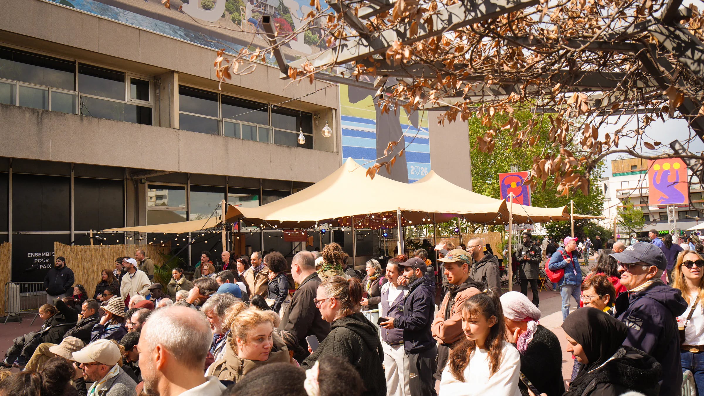 Tente stretch sur le parvis de la mairie de Bondy