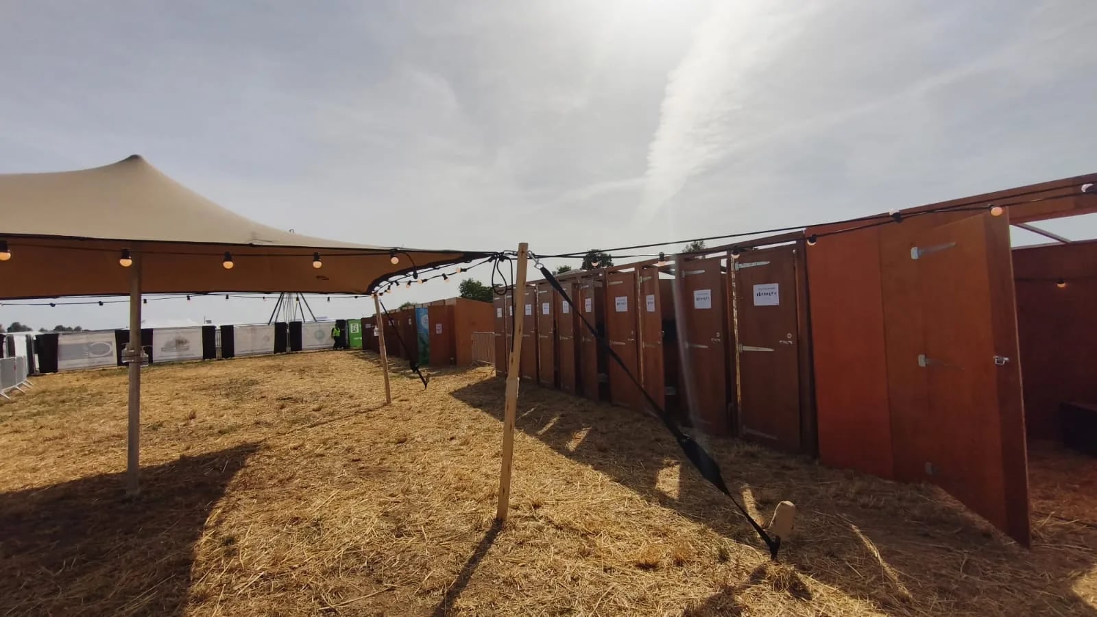 Rangée de cabines en bois sur le site du festival Fest’Ailleurs