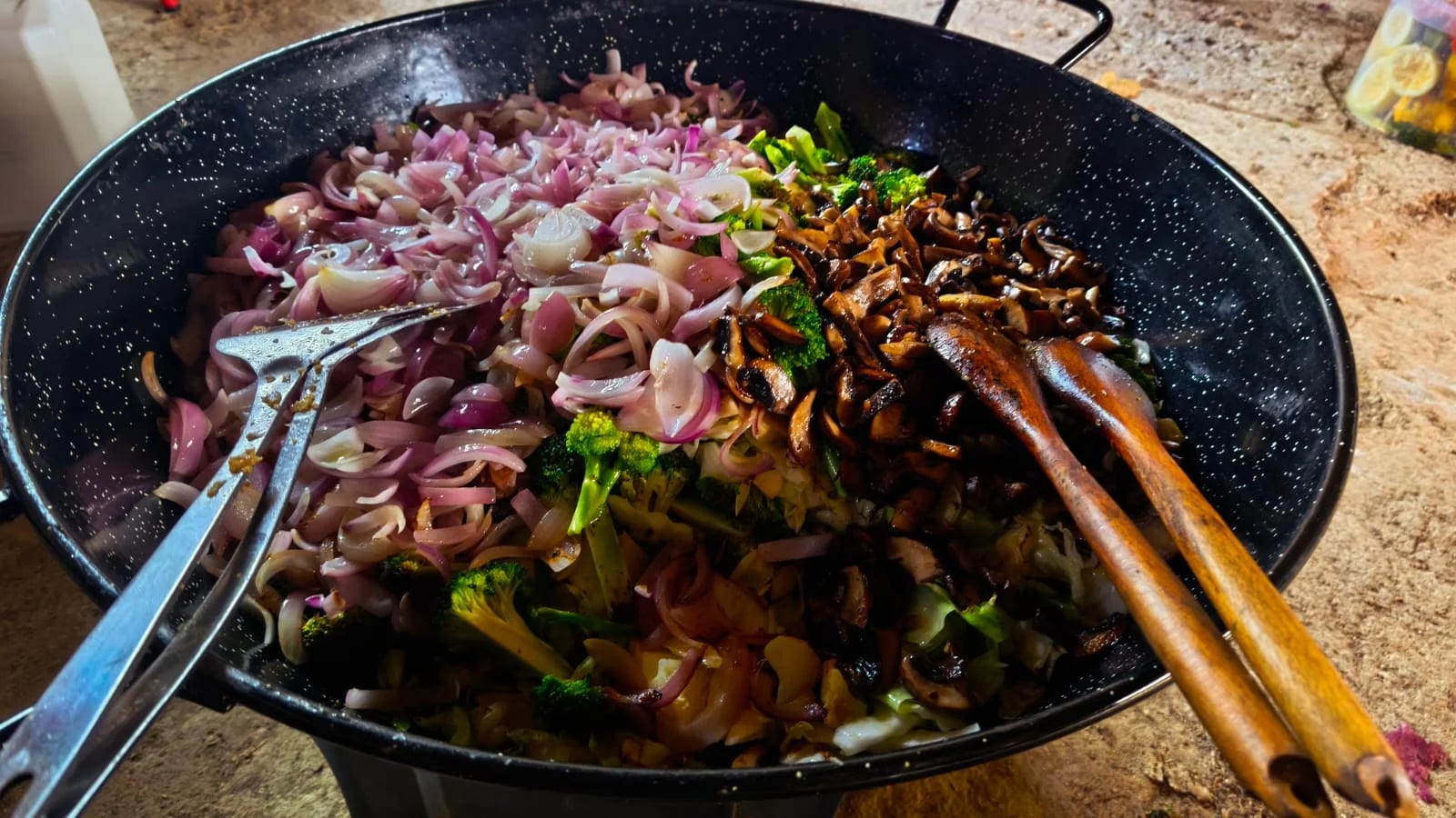 Préparation culinaire dans un grand plat pour le mariage en Loire-Atlantique