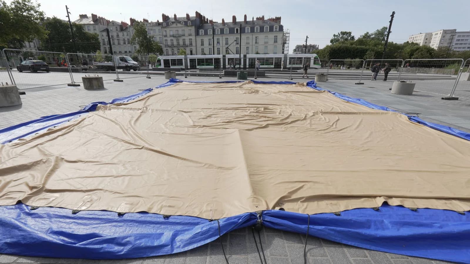 Toile stretch déployée au sol Place du Commerce à Nantes