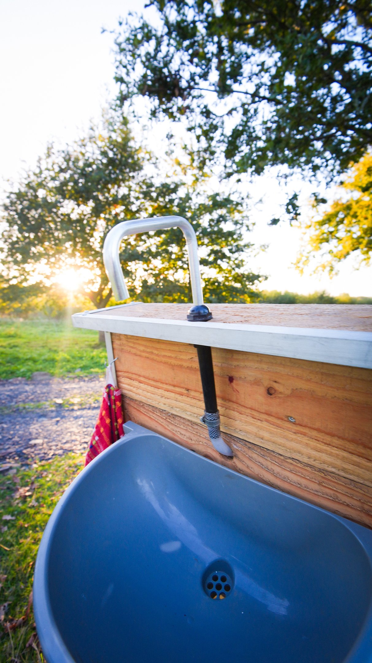Lave-mains autonome en bois installé dans un environnement naturel
