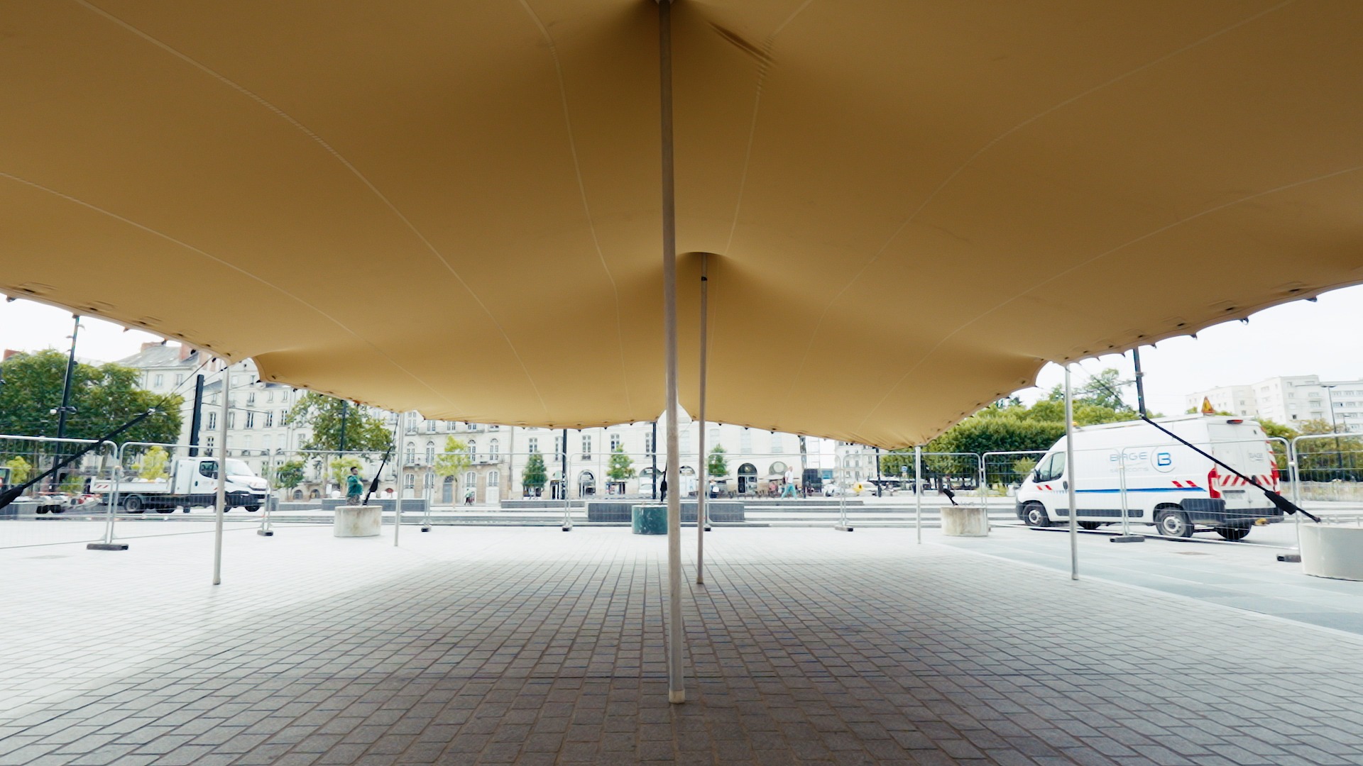 Montage d’une tente Stretch de 150 m² Place du Commerce à Nantes