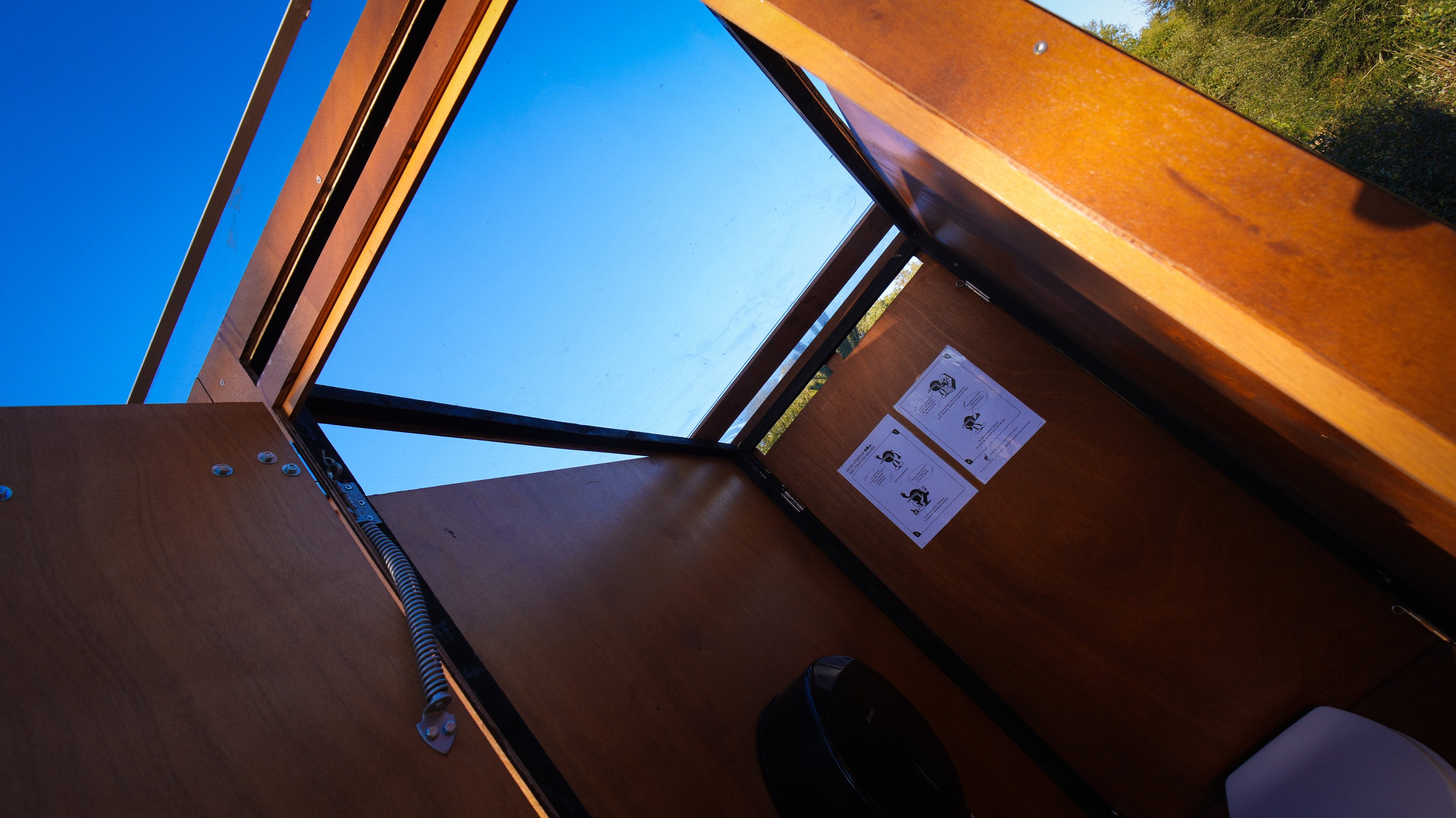 Cabine de toilettes sèches en bois avec équipement intérieur