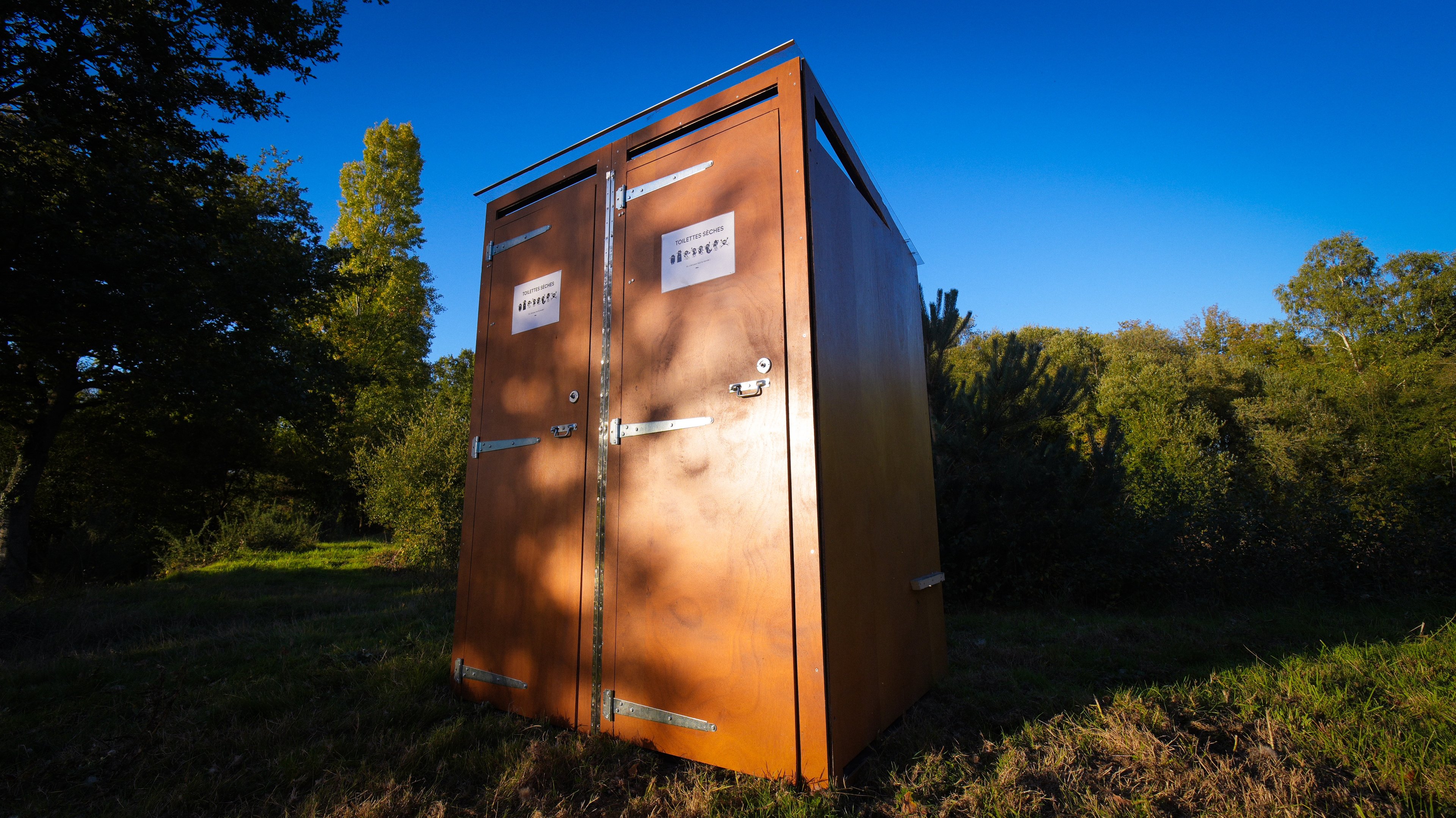 Nouvelle gamme de toilettes sèches en bois installée pour un événement