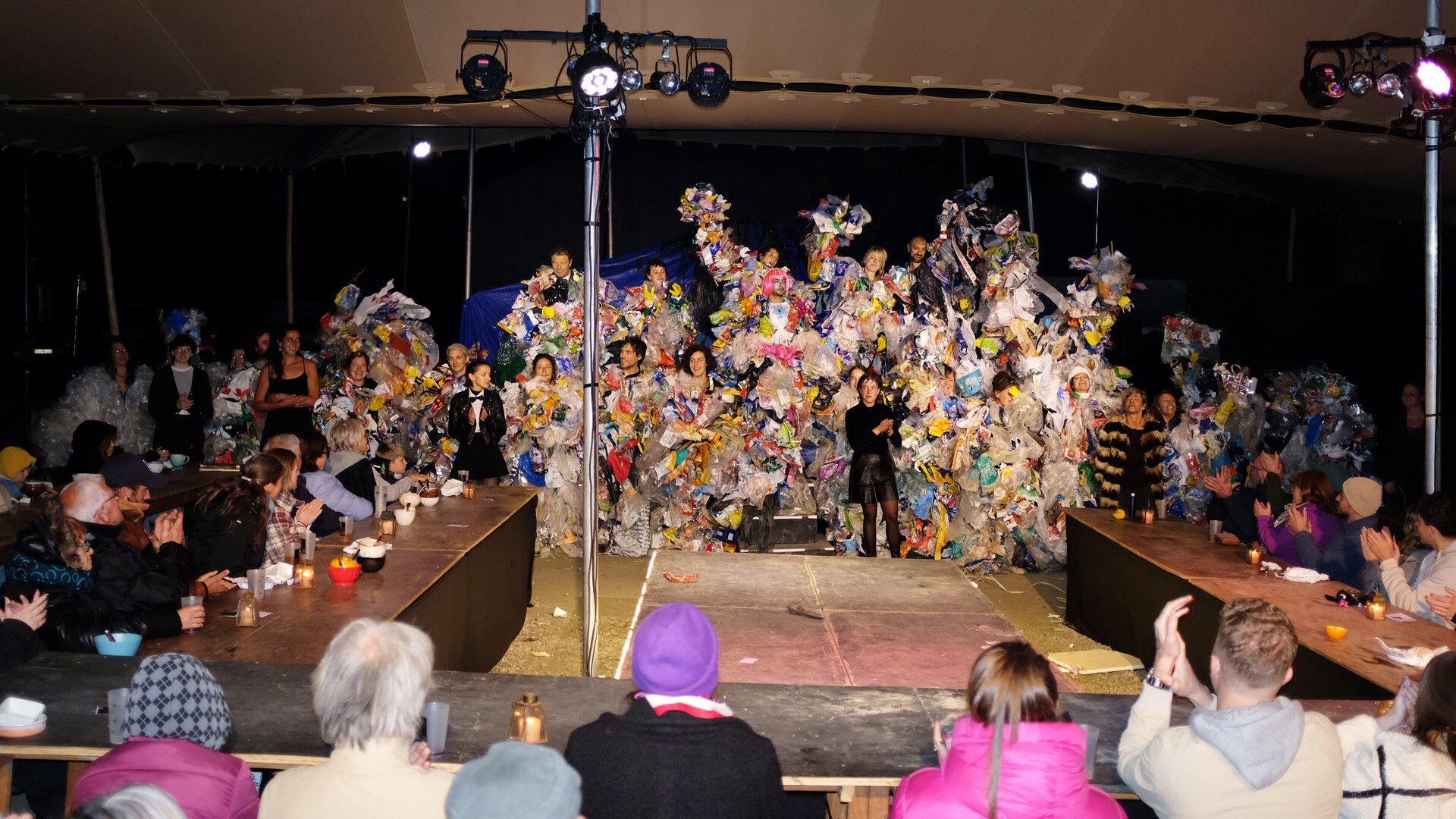 Scène et public sous tente stretch pendant un spectacle culturel