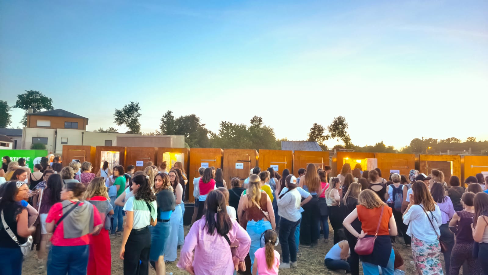 Toilettes sèches installées pour un festival en extérieur