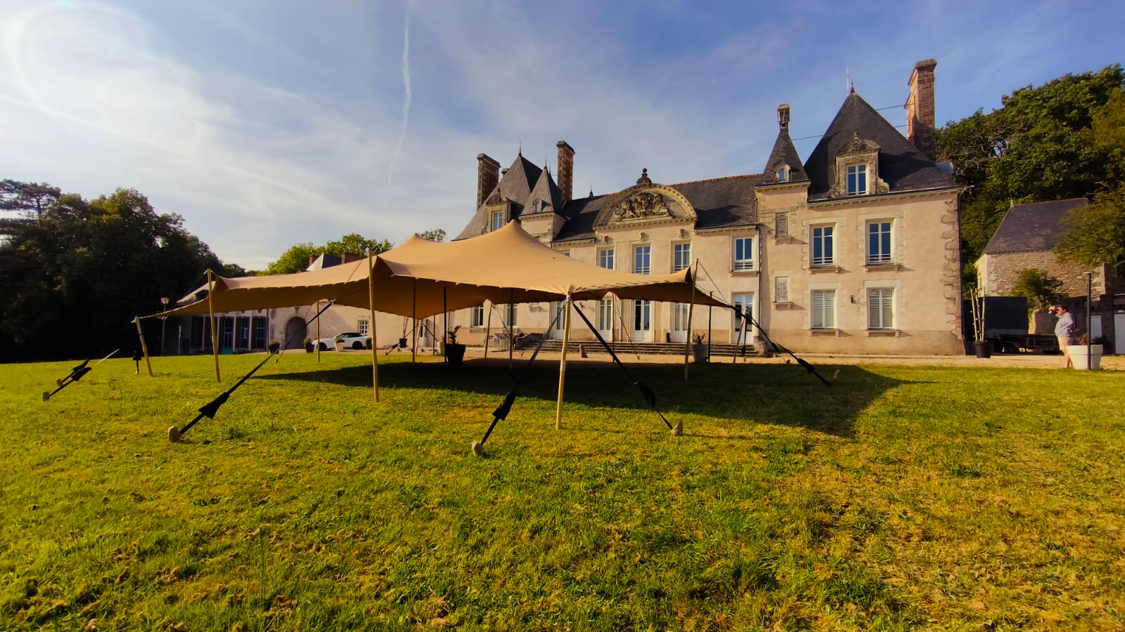 Location de tente stretch de 150 m² sur la terrasse du Château de la Gournerie à Saint-Herblain près de Nantes