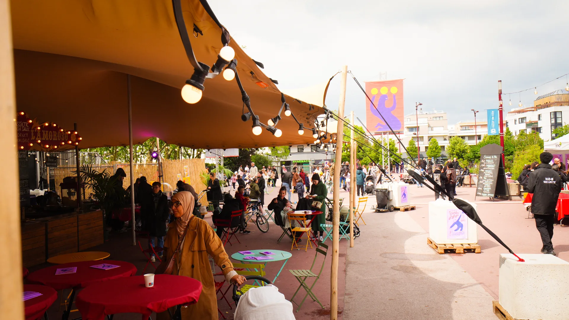 Tente stretch avec éclairage guinguette pour soirée événementielle