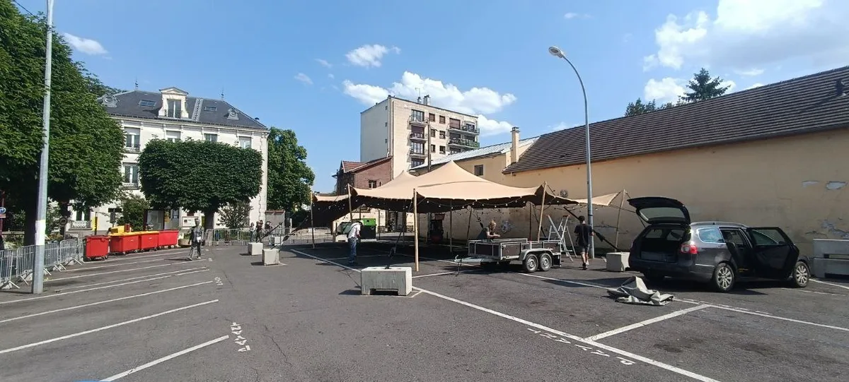 Vue panoramique d'une tente stretch tendue en extérieur