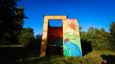 Cabine solo de toilette sèche en bois installée en extérieur